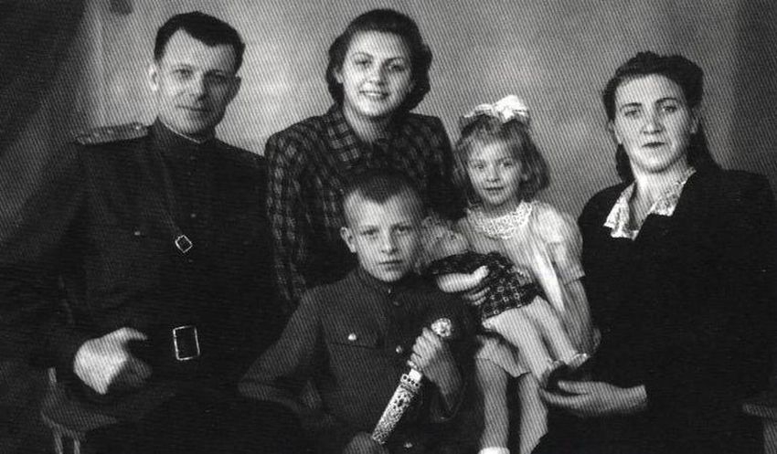 Также братья сестры родители и. Пономаренко с родителями. Родители братьев Пономаренко. Родители и брат. Семейное фото Путина с родителями.